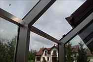 Glastafeln montiert auf Stahlkonstruktion aus Edelstahl-Vierkantrohr