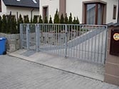 Dreiflügelige Toranlage