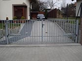 Dreiflügelige Toranlage