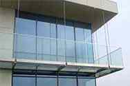 Balkon mit Tragkonstruktion aus Edelstahl-Rahmen, Boden aus gehärtetem Glas