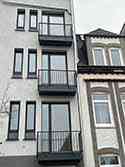 Balkon mit Tragkonstruktion aus Stahlprofilen, Verkleidung mit Aluminiumblech, Stahlgeländer