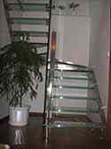Harfentreppe aus Edelstahl mit Glasstufen
