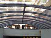 Überdachung der Tiefgarageneinfahrt aus Polycarbonatplatten auf Stahlkonstruktion
