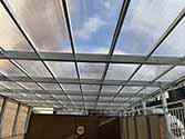 Überdachung aus transparenten Polycarbonatplatten auf Stahlkonstruktion