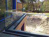 Terrasse Ganzglasgeländer mit Handlauf aus Edelstahl und Bodenprofil für Befestigung