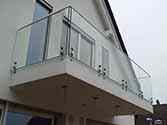 Balkon Ganzglasgeländer mit Handlauf aus Edelstahl und Edelstahl-Bodenanker mit Glaspunkthalter für die Befestigung von Glastafeln