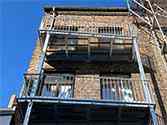 Balkon mit Tragkonstruktion aus Stahl, Stahlgeländer