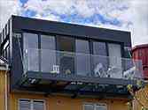 Balkon mit Tragkonstruktion aus Stahlprofilen aufgehängt mit Zugstäben aus Edelstahl-Rohr