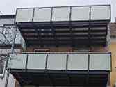 Balkon mit Tragkonstruktion aus Stahl, Glasgeländer