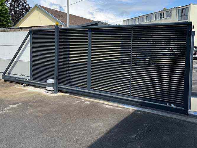 Freitragendes Schiebetor mit Füllung aus Aluminium Lamellen