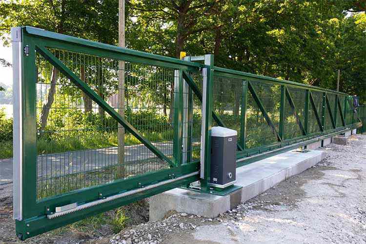 Freitragendes Schiebetor mit Doppelstab-Gitterfüllung aus verzinktem Stahl. Pulverbeschichtet