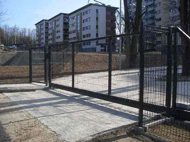 Freitragendes Schiebetor, Eingangspforte und Zaunfelder aus verzinktem Stahl mit Gitterfüllung, pulverbeschichtet