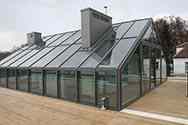 Wintergarten gebaut auf dem Dach einer Villa. Tragkonstruktion aus verzinktem, pulverschichtetem Stahl