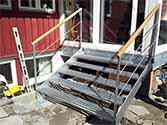 Stahltreppe mit Wangen aus Stahlplatten und Stufen aus Stahlprofilen.