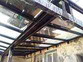 Tragkonstruktion mit Balken und Stützen aus verzinkten und pulverbeschichteten Stahlprofilen