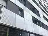 Alucobond-Fassadenplatten montiert auf Tragrahmen aus Alu-Profilen