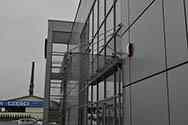 Eingangsüberdachung Bürogebäude. Punktgehaltenes Glasvordach mit Zugstangen aus Edelstahl. Verglasung nach TRAV mit Edelstahlpunkthaltern.