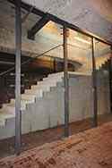 Glastrennwand im Treppenhaus. Befestigt am Boden und Decke mit Stahlkonstruktion aus verzinktem Vierkantstahlrohr und Träger.
