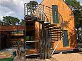 Wendeltreppe aus Edelstahl mit Stufen aus Holz. Edelstahl Geländer