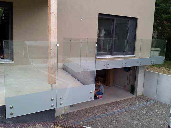 Ganzglasgeländer auf dem Balkon