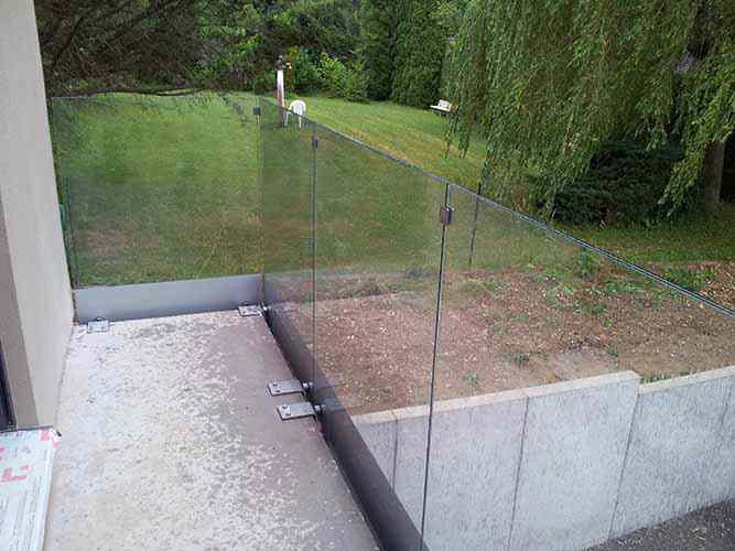 Seitliche Befestigung mit der Hilfe von Stahl-Bodenanker mit Glaspunkthalter