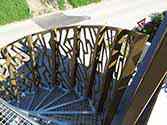 Treppengeländer mit Füllung aus pulverbeschichtetem Alublech