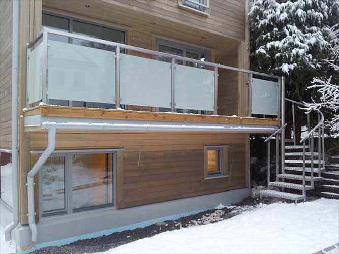 Stahltreppe und Glasgeländer auf dem Balkon
