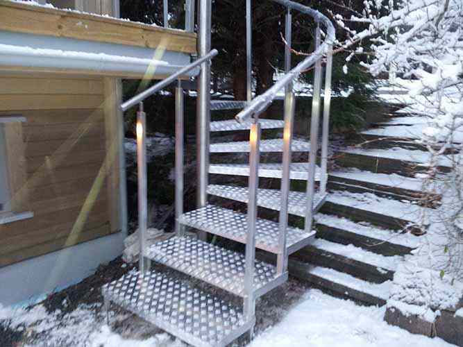 Wendeltreppe aus Edelstahl mit Stufen aus Alublech