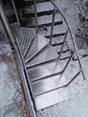 Stahltreppe mit Tragkonstruktion aus Edelstahlprofilen, Stufen aus Alublech und Edelstahl-Relinggeländer