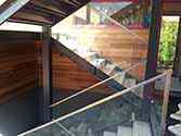 Tragkonstruktion der Treppe bestehend aus Stahlpfosten und Wangen aus Stahlprofilen.
