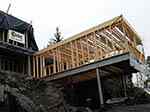 Stahlrahmen gestalltet als Tragkonstruktion für Holzstruktur des Hauses