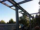Oberer Rahmen der Tragkonstruktion mit anliegendem Balkonrahmen, gestützt auf der Reihe von Stahlpfosten