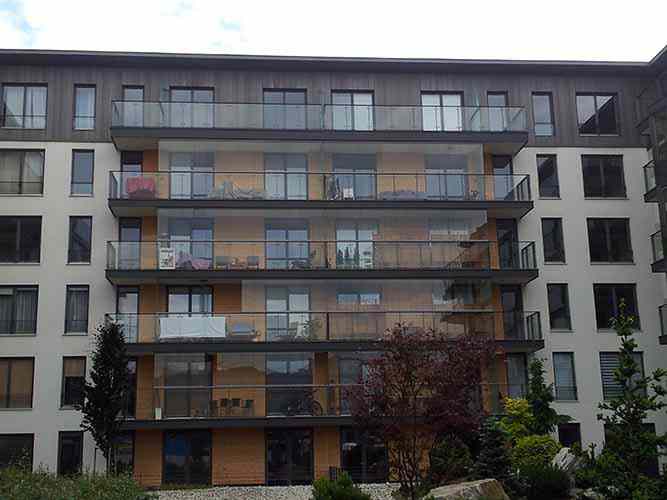 Balkongeländer Glasgeländer mit Handlauf und Pfosten aus verzinktem Stahl, pulverbeschichtet. Füllung aus gehärtetem Glas