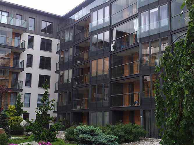 Fassade mit Balkongeländer Glasgeländer und französischen Balkongeländer