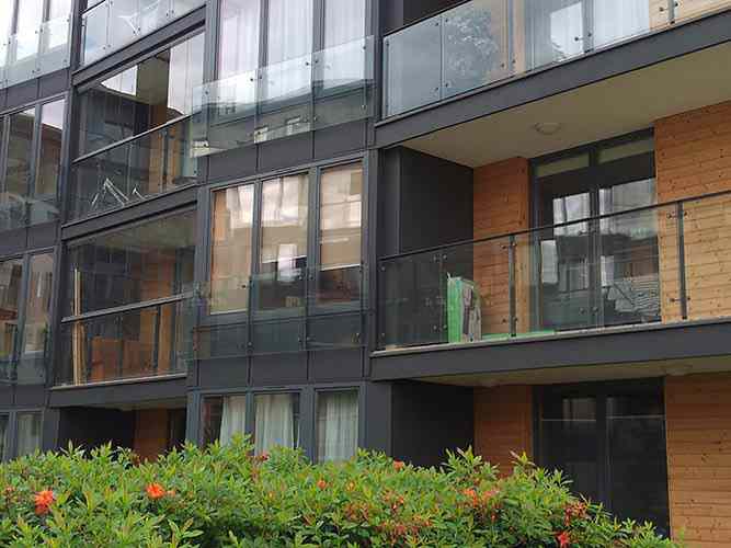Balkongeländer Glasgeländer und französische Balkongeländer montiert auf der Fassade