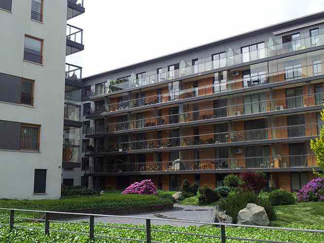 Auf Balkonen Sichtschutz in der Form von verschiebbaren Trennwänden aus Milchglasscheibe eingebaut im Edelstahlrahmen