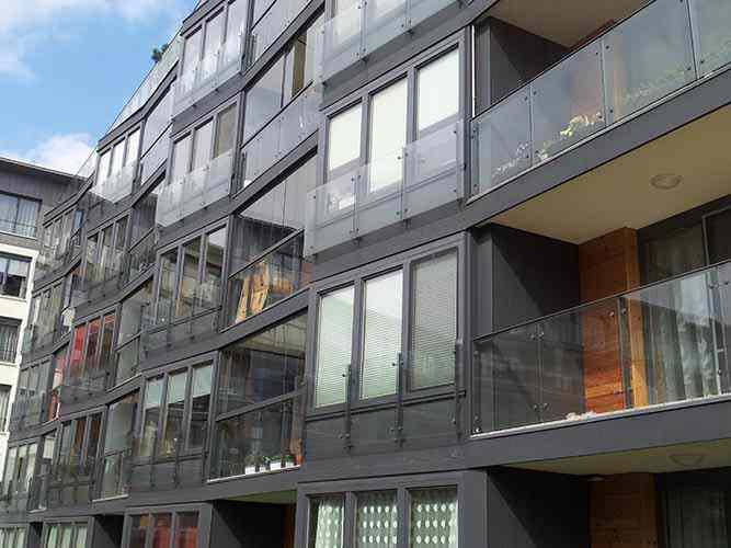 Balkongeländer Glasgeländer und französische Balkongeländer montiert auf der Fassade