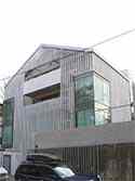 Fassadenverkleidung mit Bauelementen aus weißem Marmor. Marmor-Fassadenelemente befestigt am Stahltragrahmen