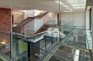 Mezzanine mit Tragkonstruktion aus Stahl, Glasbodenplatten und Ganzglasgeländer
