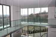 Mezzanine mit Tragkonstruktion aus Stahl, Glasbodenplatten und Ganzglasgeländer mit Edelstahlhandlauf
