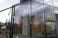 Außerwand aus Glastafeln befestight an Stützen aus Profilträger
